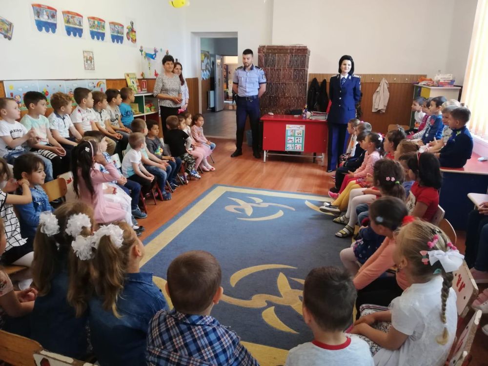 Polițiștii călărășeni au vorbit cu elevii școlilor din Modelu și Roseți despre bully-ing