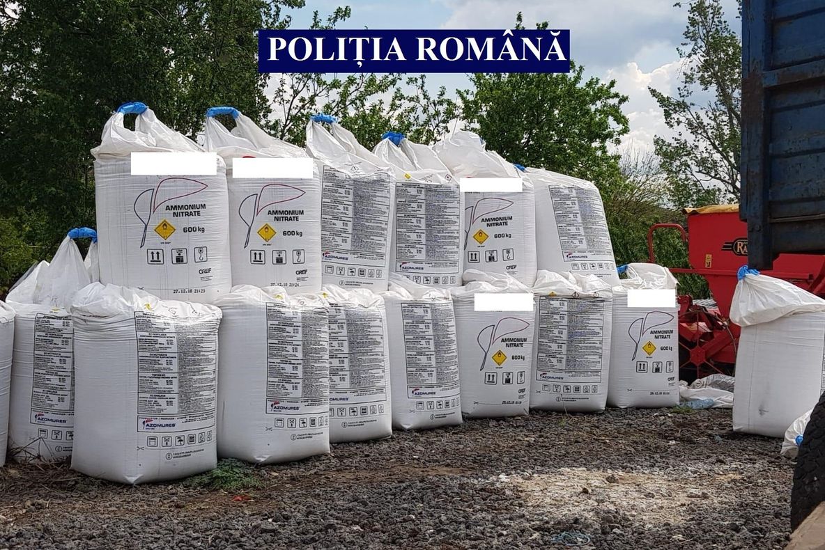 12 tone de îngrășăminte chimice, indisponibilizate de polițiști pentru depozitare necorespunzătoare