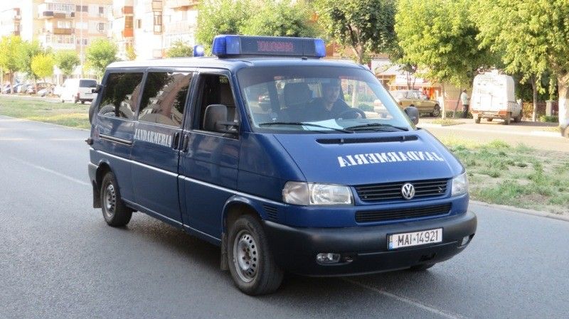 Jandarmii le-au „stricat” petrecerea de nuntă pentru că „invitaseră” tot cartierul