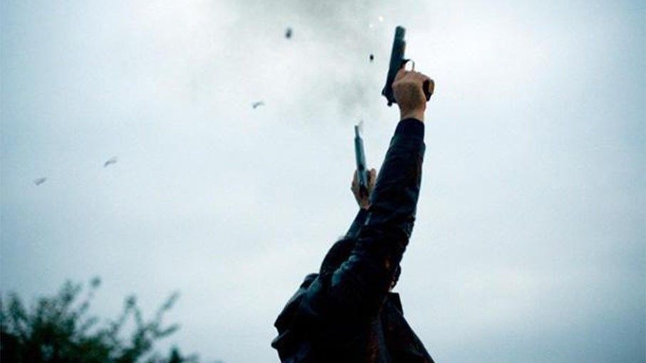 Scandal în comuna Radovanu! A scos pistolul și a început să tragă!