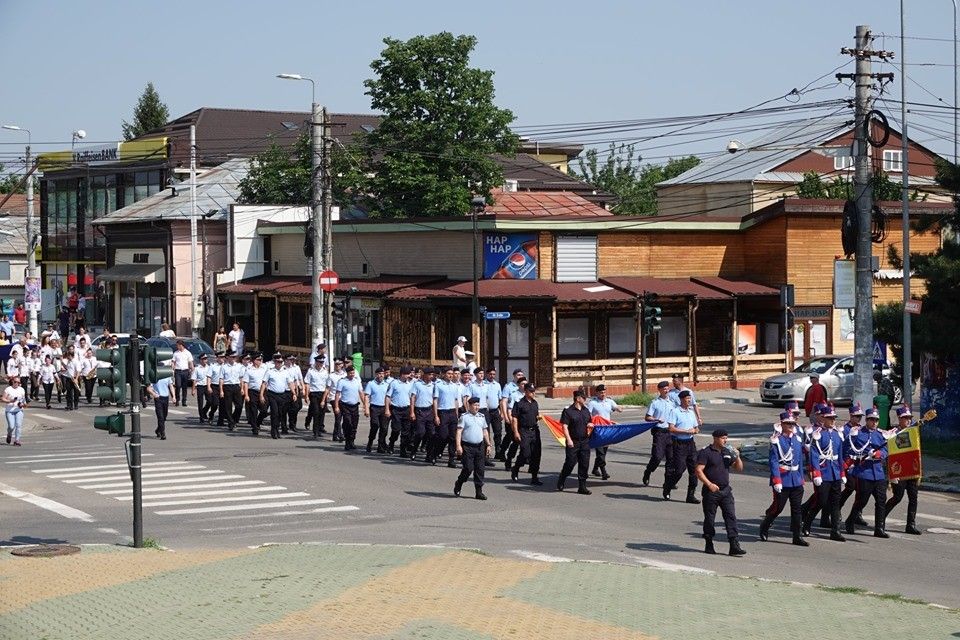 Video | Paradă militară în cinstea drapelului României! Un drapel de dimensiuni mari a fost purtat de un grup de elevi