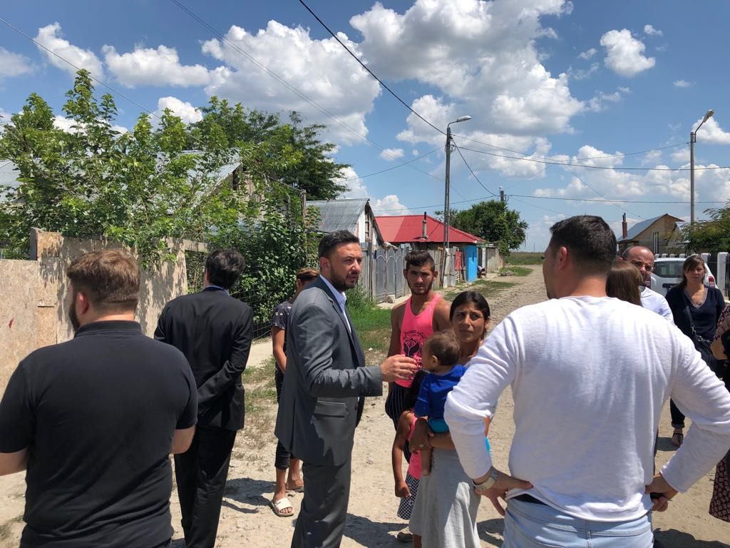 Peste 200 de călărășeni cerșesc în Paris. O delegație a primăriei capitalei Franței a venit la Călărași