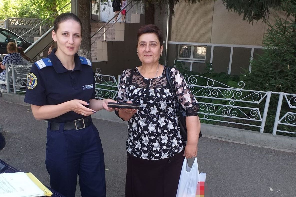 Și-a pierdut portofelul dar a avut noroc... a fost găsit de jandarmi!