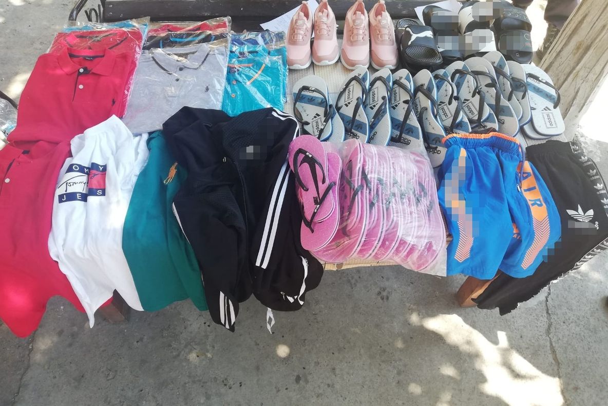 Îmbrăcăminte contrafăcută, confiscată de jandarmi