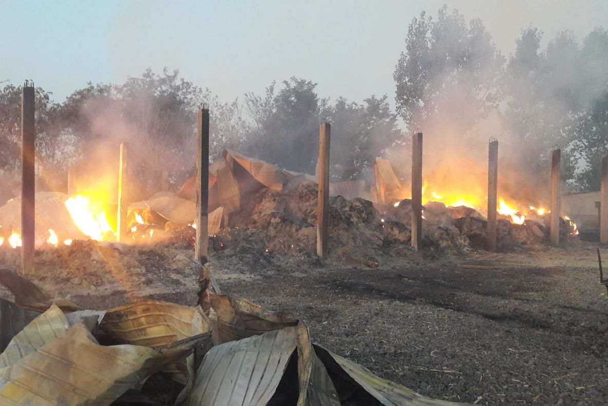 Peste 7 ore s-au luptat pompierii să stingă un incendiu la o fermă de animale de lângă Călărași