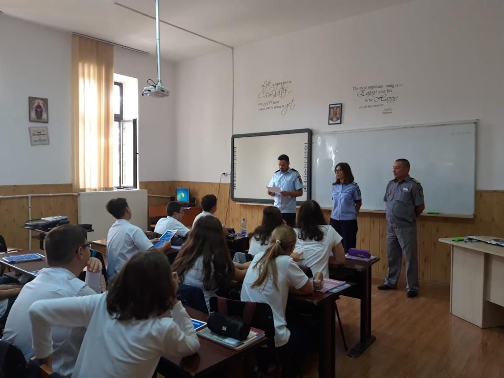 Cadrele M.A.I. au mers în școlile din Călărași pentru a le explica elevilor cum pot evita pericolele