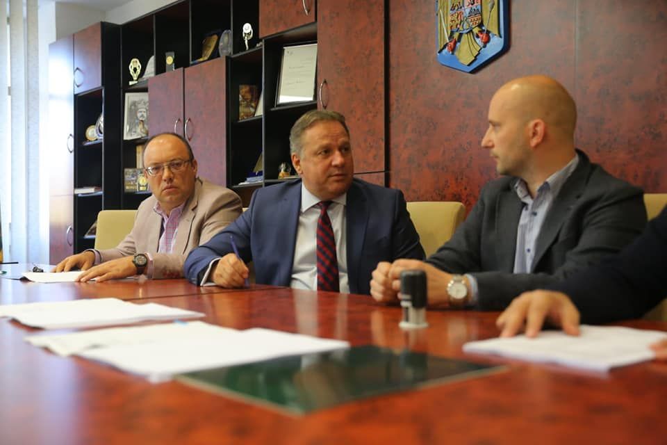 DJ 211D va fi asfaltat de Consiliul Județean. A fost semnat contractul de execuție!