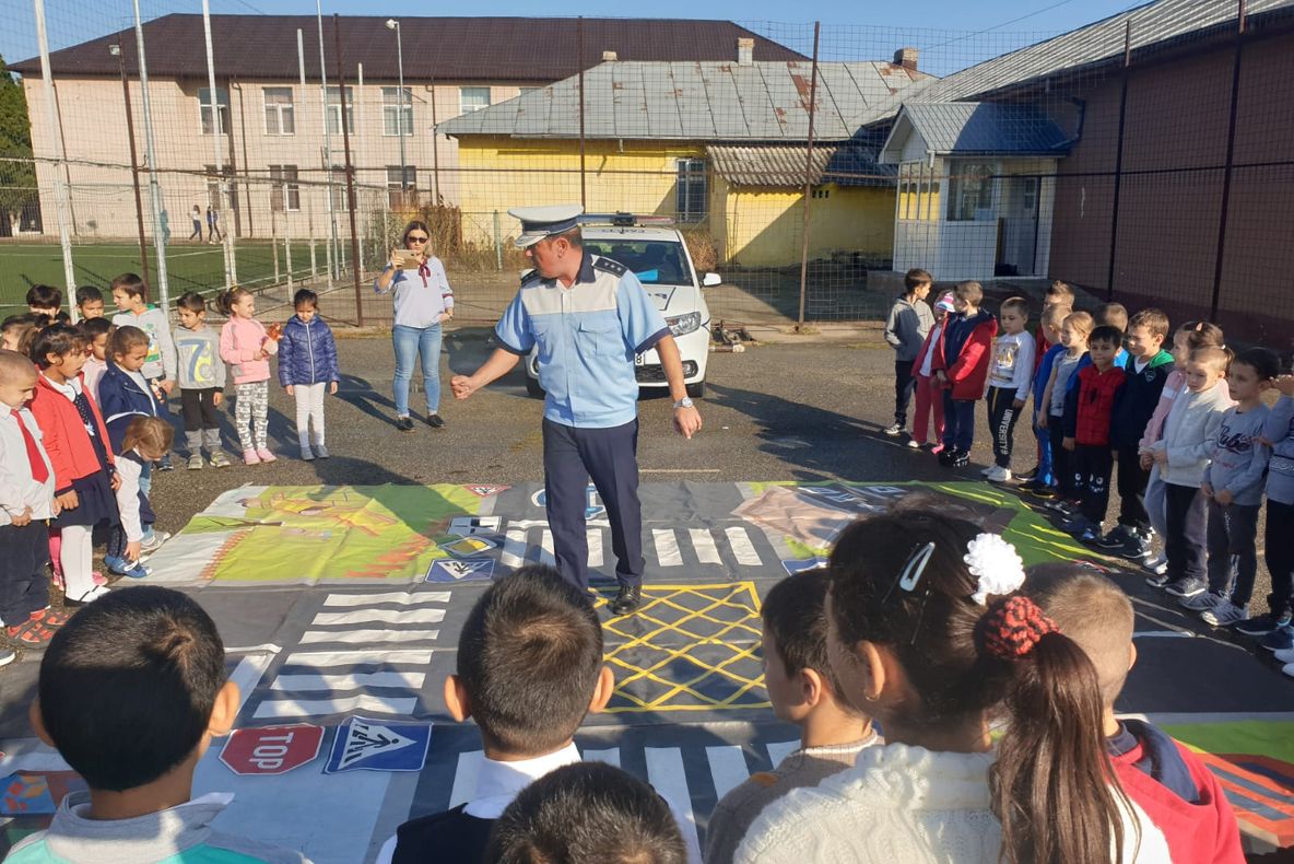 Campania „Fii deștept în trafic!”, polițiștii i-au învățat pe elevi reguli de circulație