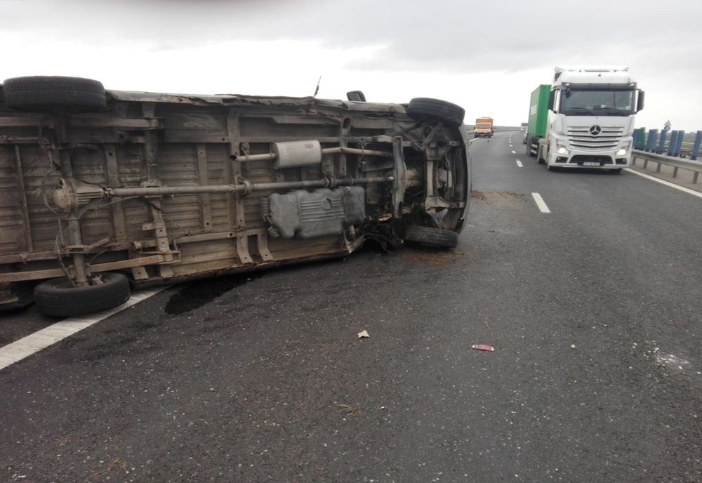 Accident pe Autostrada A2! Un autovehicul s-a răsturnat
