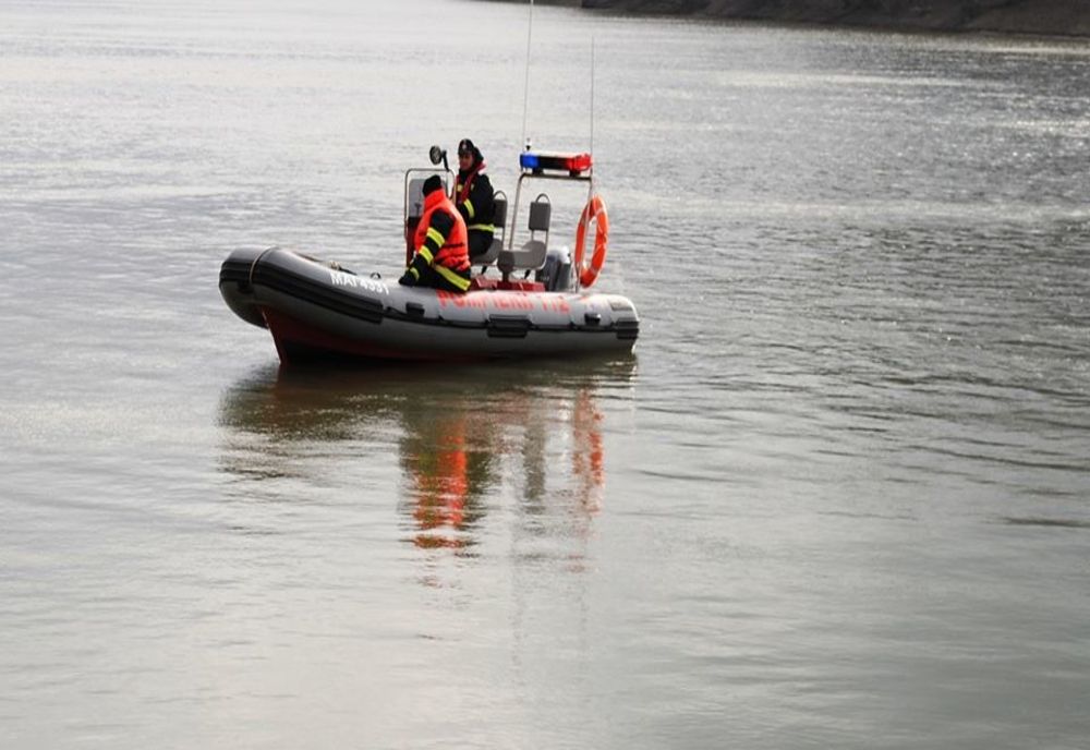 O barcă de căutare a Gărzii de intervenție Borcea participă la căutarea unui marinar ce a căzut în apele Dunării