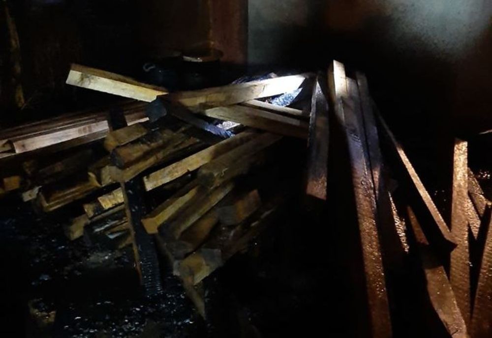 Locuință din satul Plumbuita, comuna Tămădău Mare, cuprinsă de flăcări