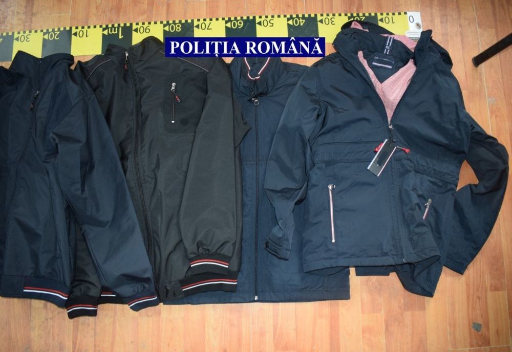 Parfumuri și articole de îmbrăcăminte de contrabandă, confiscate de polițiști