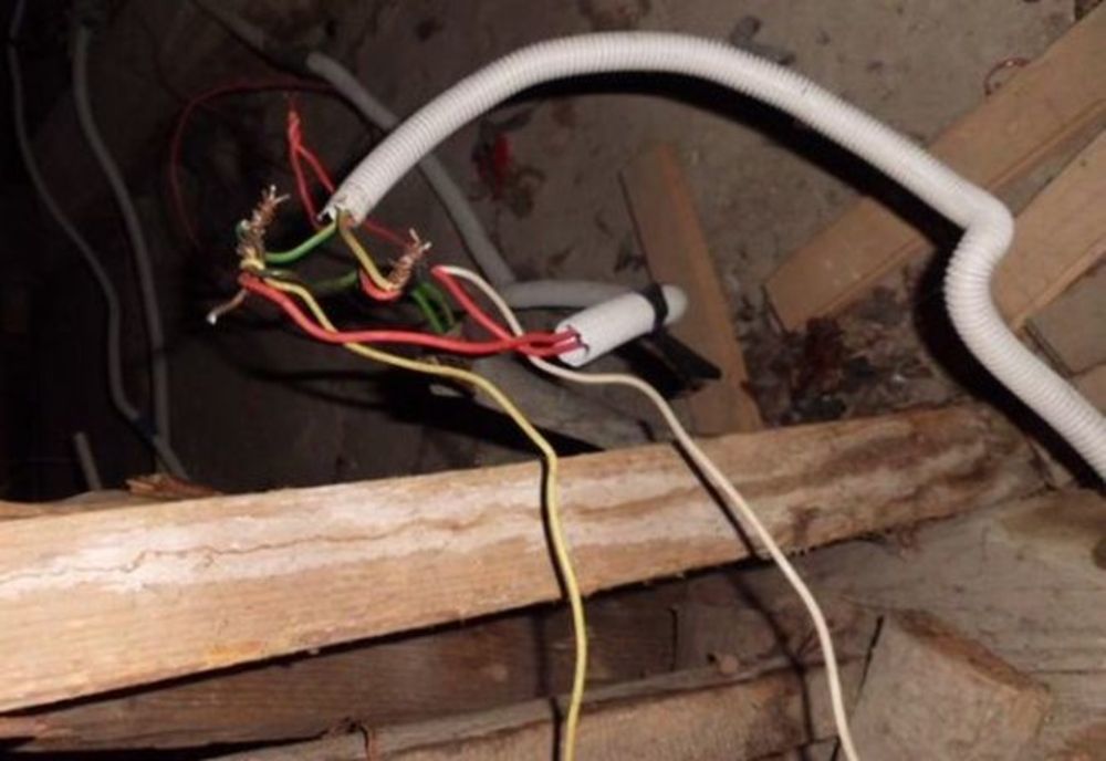 Dosare pentru furt de energie electrică pentru 2 persoane din Dragalina 