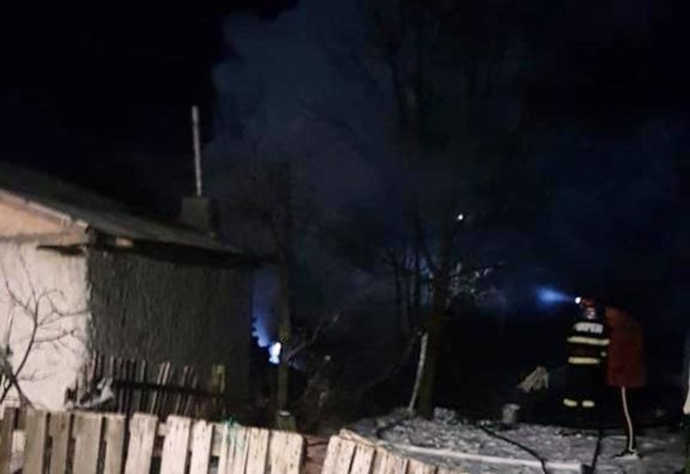 Casă din Valea Argovei cuprinsă de flăcări! Pompierii au reușit să limiteze pagubele