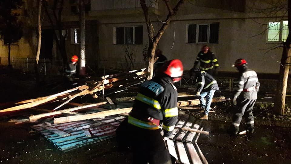 Video | Cod Roșu: Vântul puternic a făcut prăpăd în Călărași