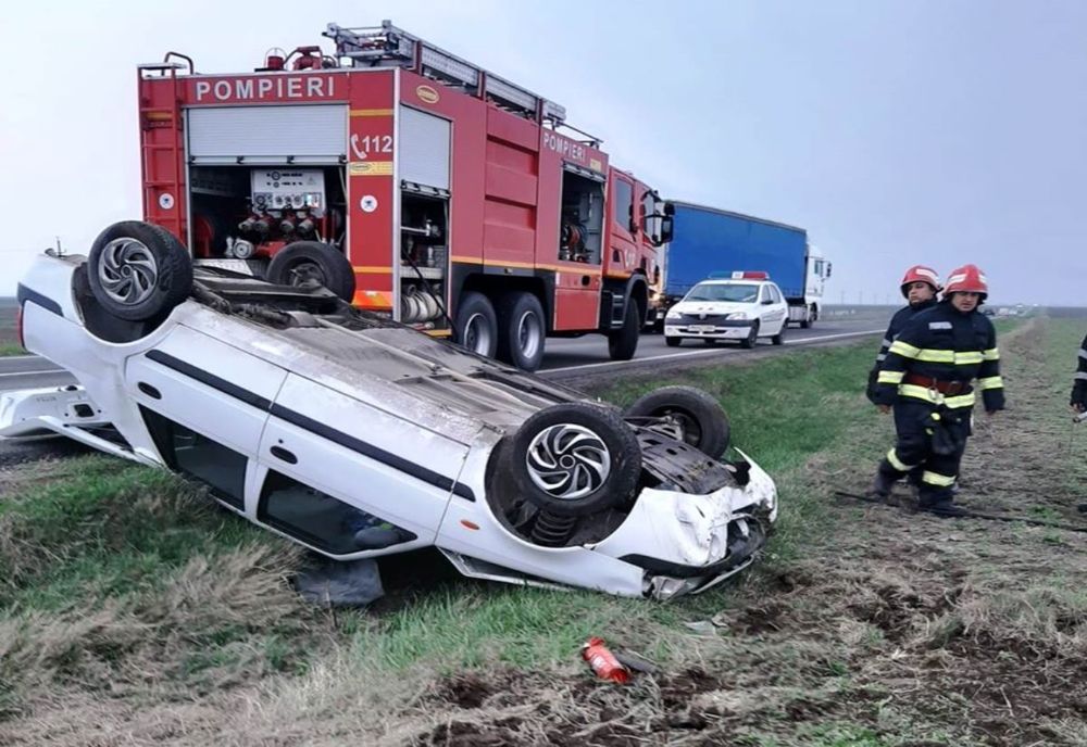 Un autovehicul în care se aflau și doi copii s-a răsturnat pe DN 21 