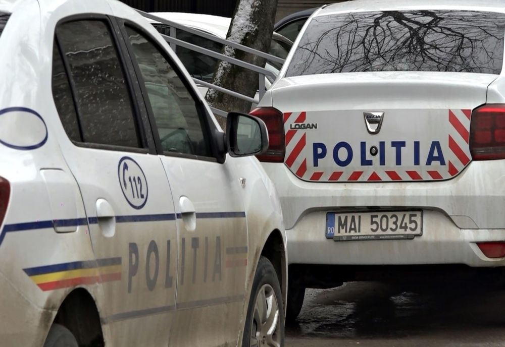 Reținuți de polițiști pentru instigarea cetățenilor la ieșirea din casă și injurii aduse autorităților