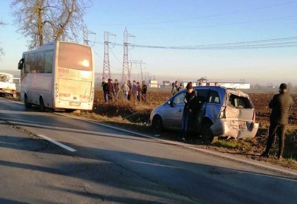Patru persoane rănite în urma coliziunii dintre un microbuz și un autoturism la Frumușani