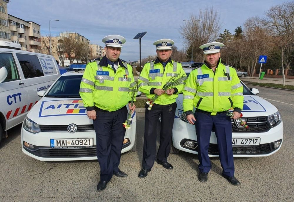 Polițiștii călărășeni au dat ieri foarte multe... mărțișoare