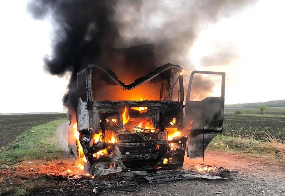 Autotren cuprins de flăcări în comuna Ileana