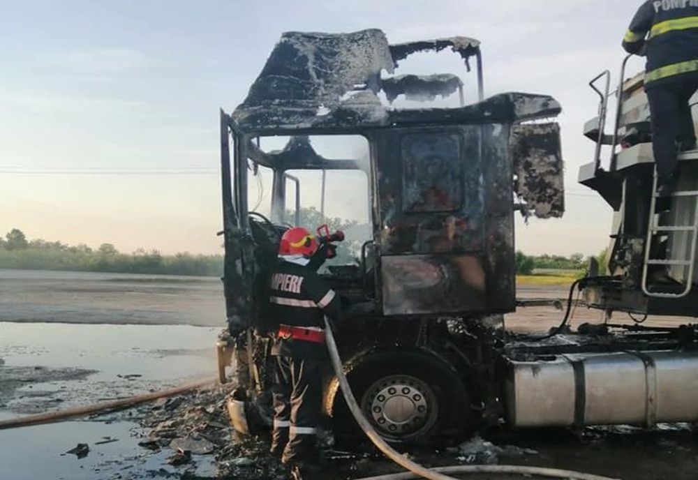 Autotren cuprins de flăcări într-o parcare din Lehliu Gară