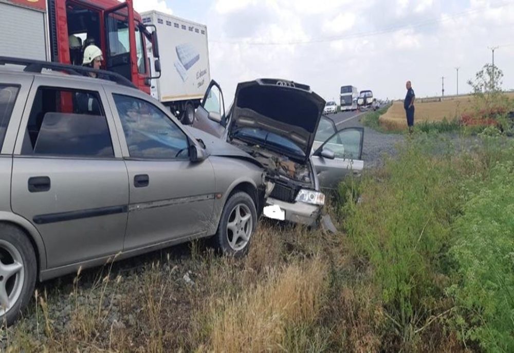 Două autoturisme s-au ciocnit astăzi la Drajna