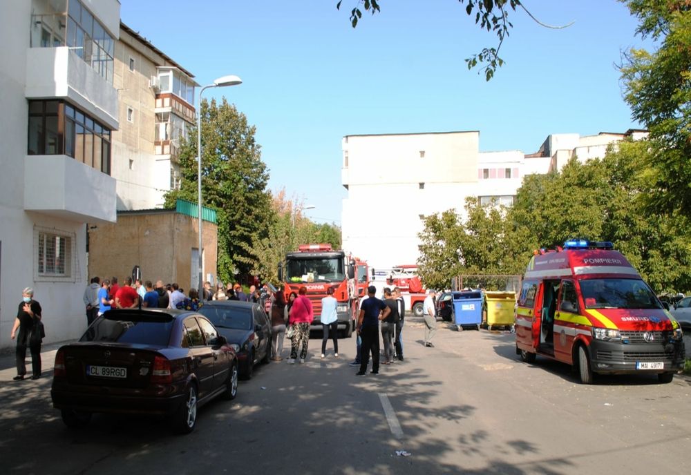 FOTO| Explozie într-un bloc din Călărași. Mai multe persoane s-au autoevacuat
