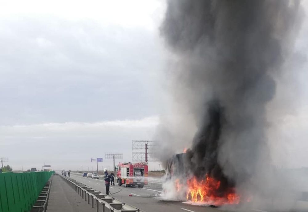 FOTO Autocamion în flăcări  pe A2 București- Constanța. Traficul a fost restricționat