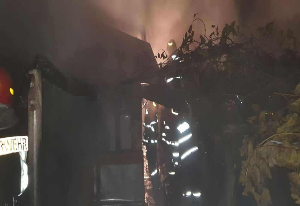 FOTO| Incendiu puternic la o casă din Alexandru Odobescu