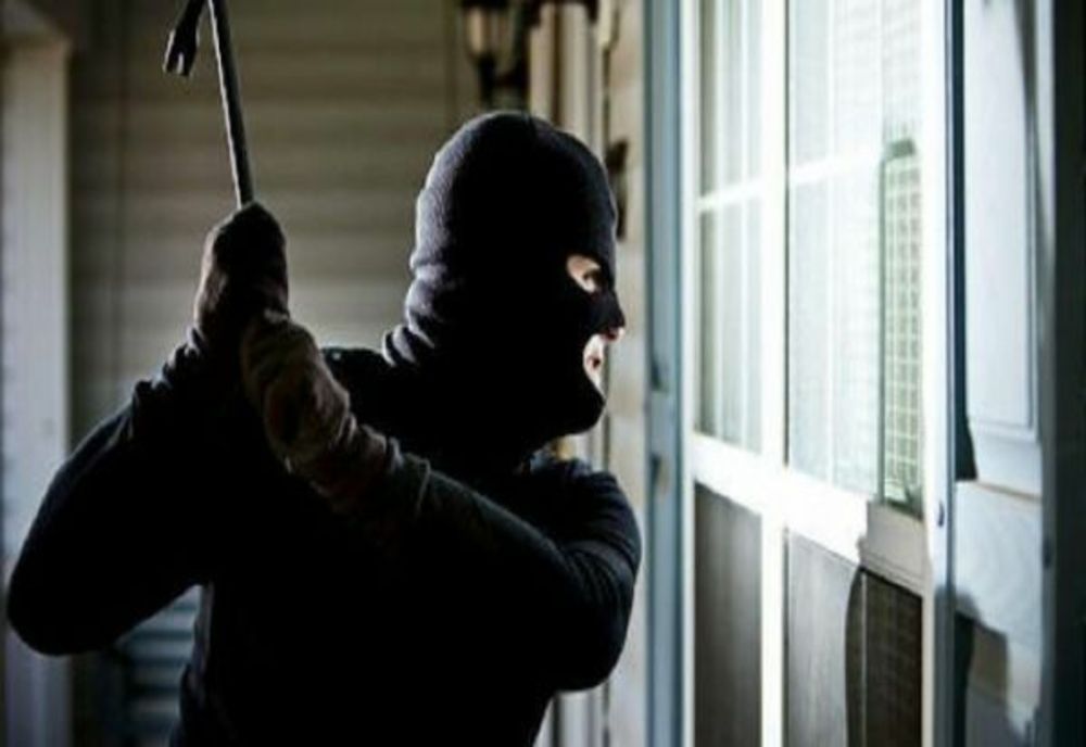 Bancă vandalizată de doi copii