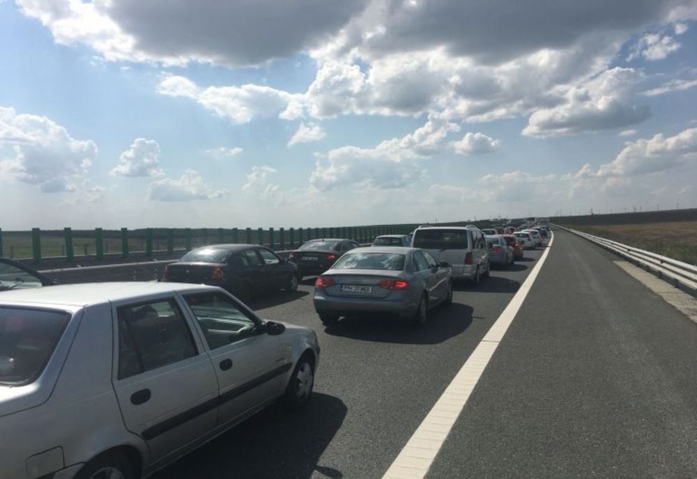Autoutilitară răsturnată pe Autostrada Soarelui. Coloană de mașini