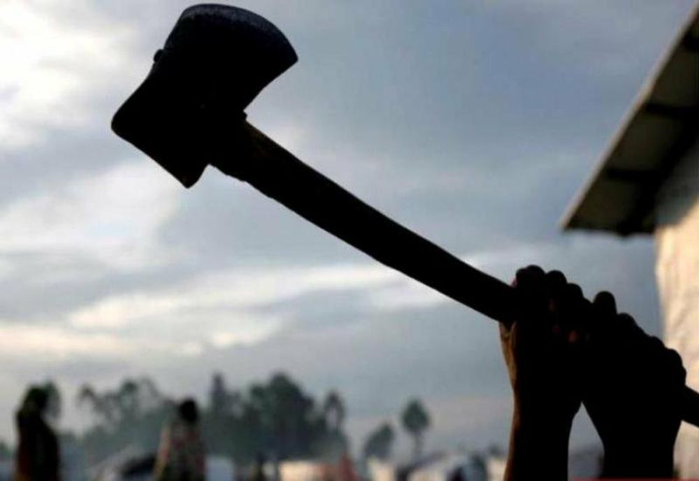 Reținut după ce a distrus cu toporul o mașină