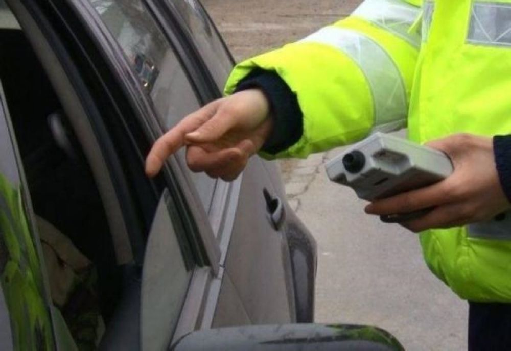 Un tânăr s-a urcat băut la volan și a făcut praf două mașini