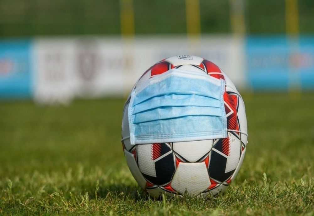 Începând de luni meciurile de fotbal se vor disputa fără fani în tribune