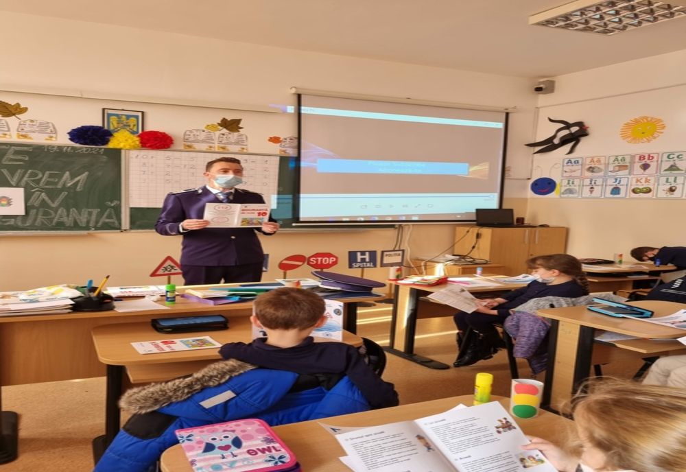 Elevii din Dragalina, învăţaţi de poliţişti regulile de circulaţie