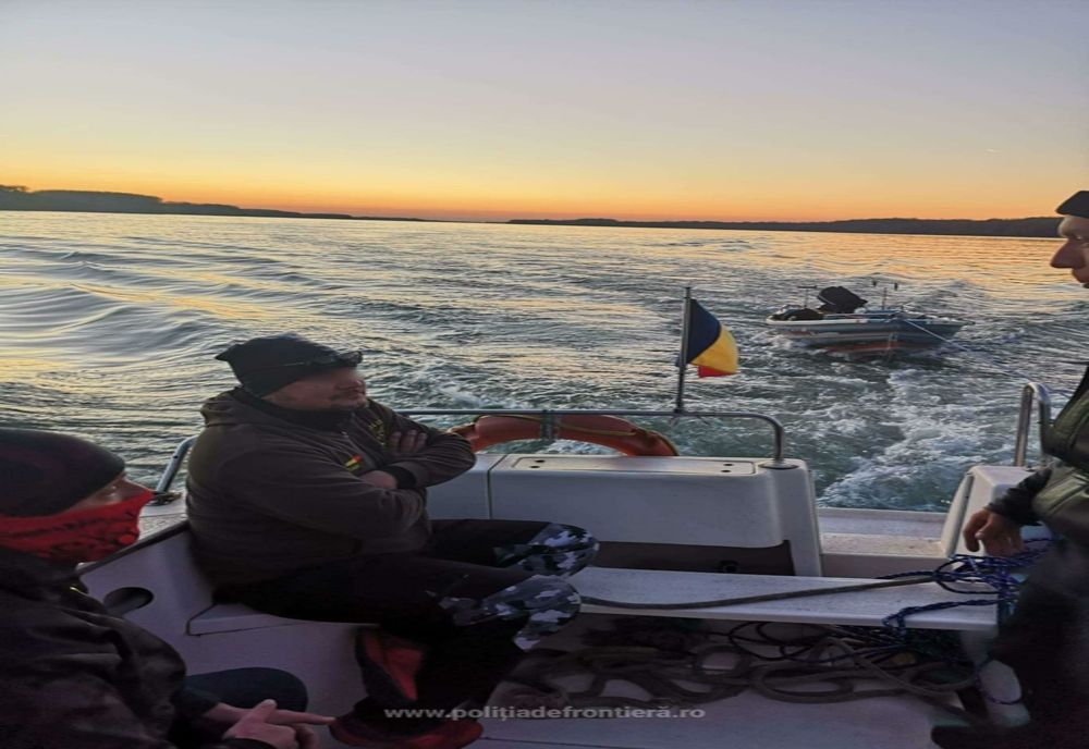 Două persoane aflate într-o barcă în derivă pe Dunăre, salvate de polițiștii de frontieră