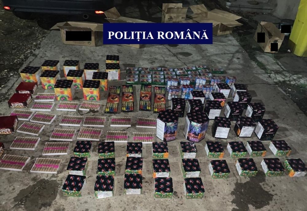 Mașină plină cu sute de artificii și petarde, găsită de polițiști