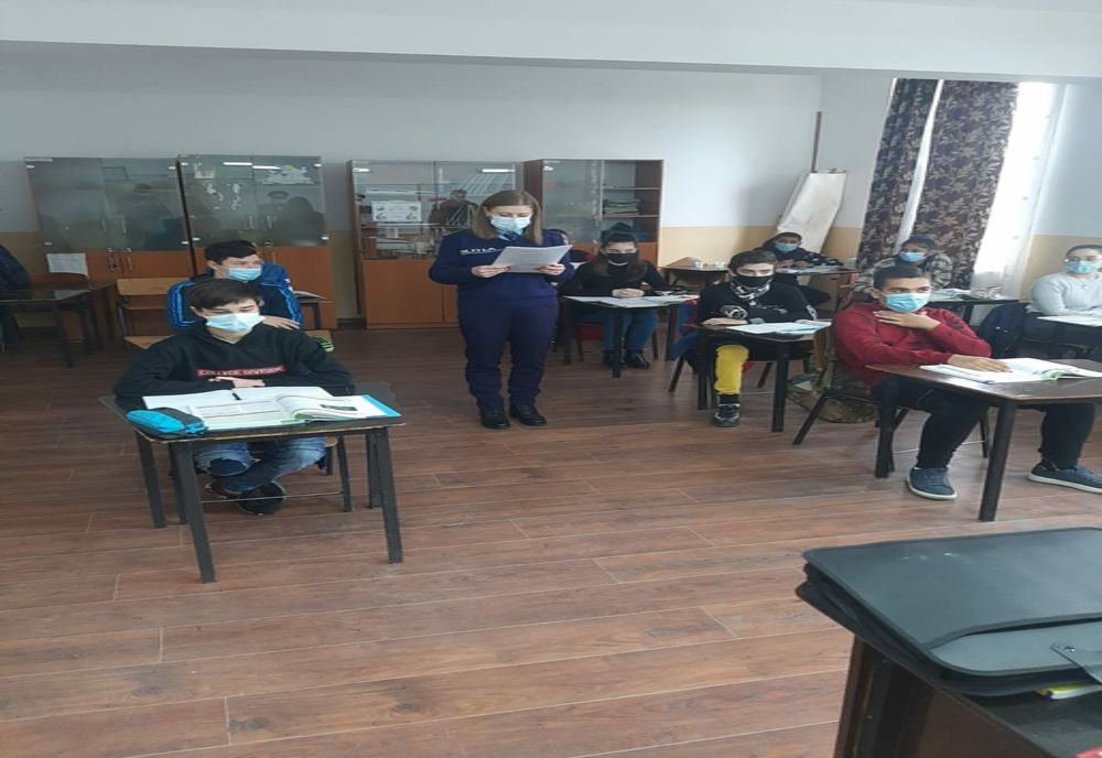 Polițiștii călărășeni, activități de prevenire a violenței în școli