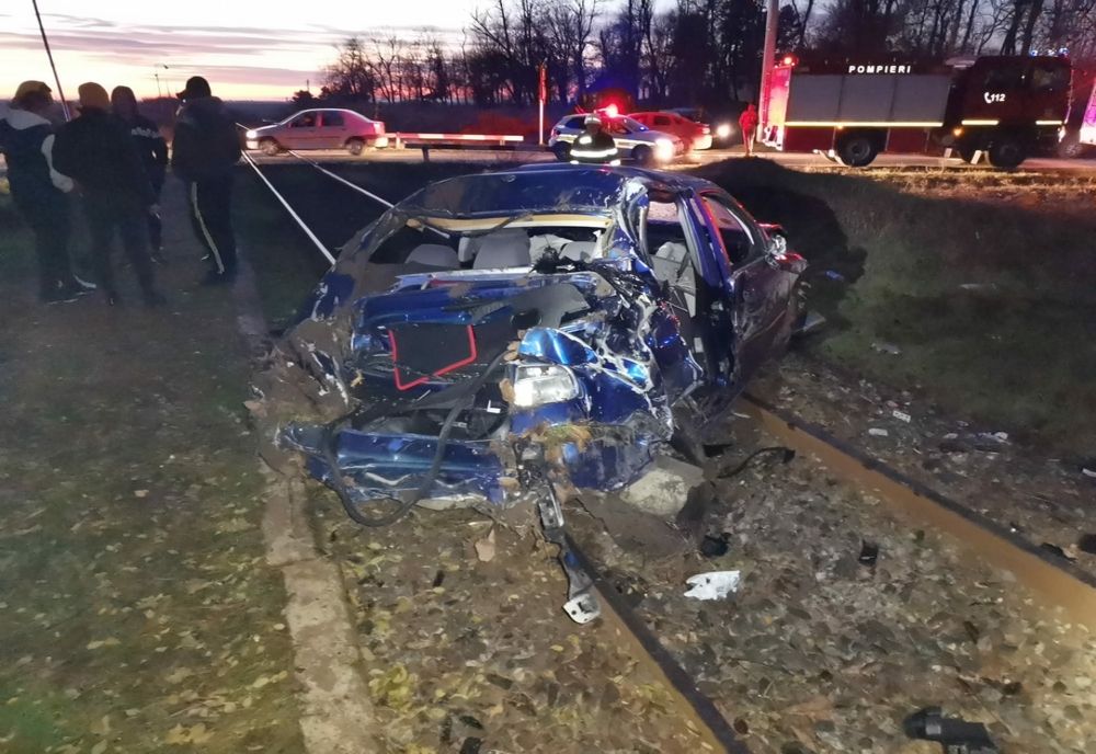 FOTO Inconștiență extremă! Un șofer beat s-a răsturnat cu mașina pe calea ferată