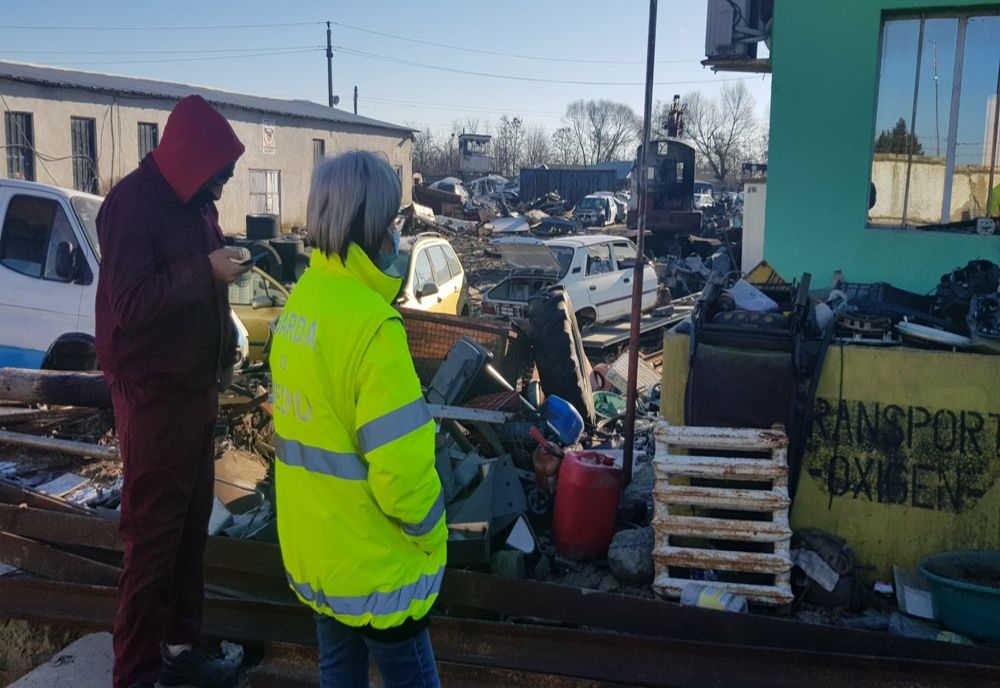 FOTO Comisarii Gărzii de Mediu au descins la firmele de dezmembrări auto din Călărași. Patru locații verificate, patru în neregulă