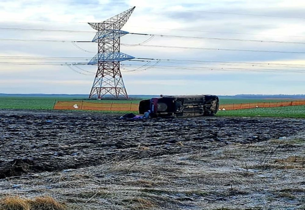 Accident mortal. Mașină răsturnată pe câmp