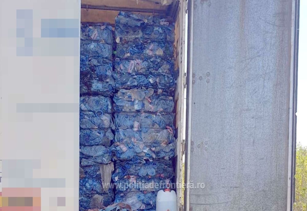 FOTO Tir încărcat cu baloți de deșeuri, oprit la Călărași