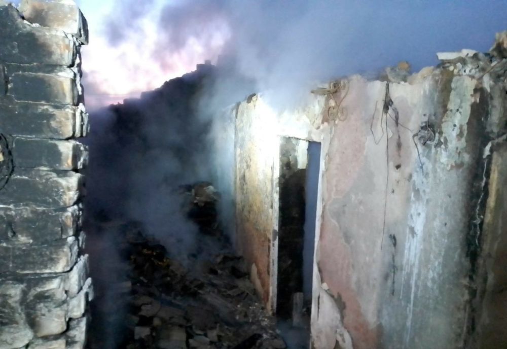 FOTO Incendiu violent în Buciumeni. De la ce au pornit flăcările