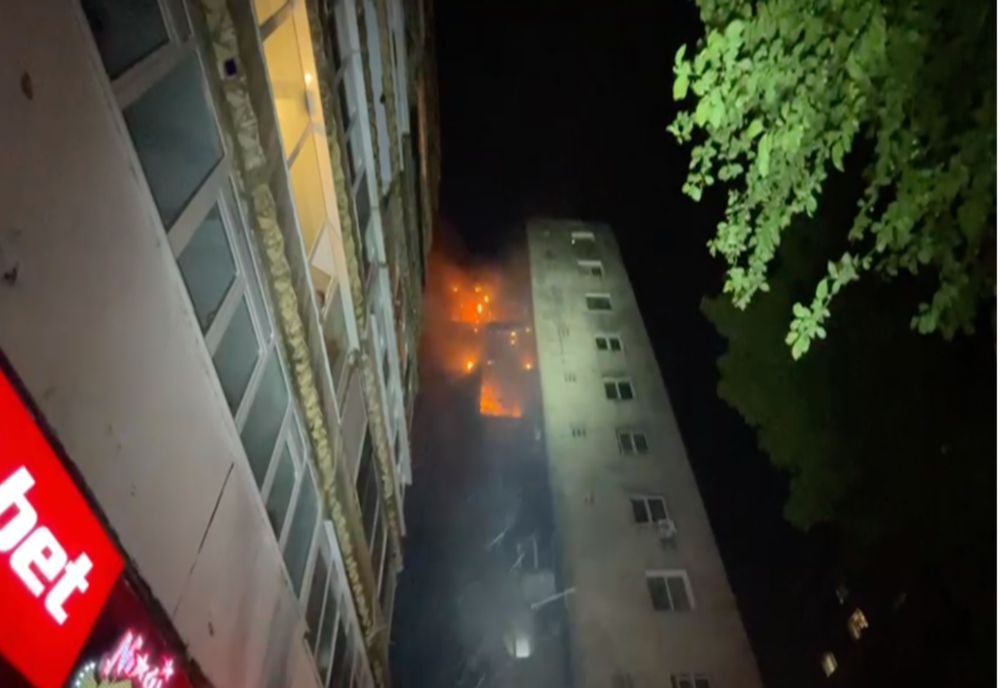 Incendiu devastator în București - Arde un bloc de 10 etaje din Sectorul 5