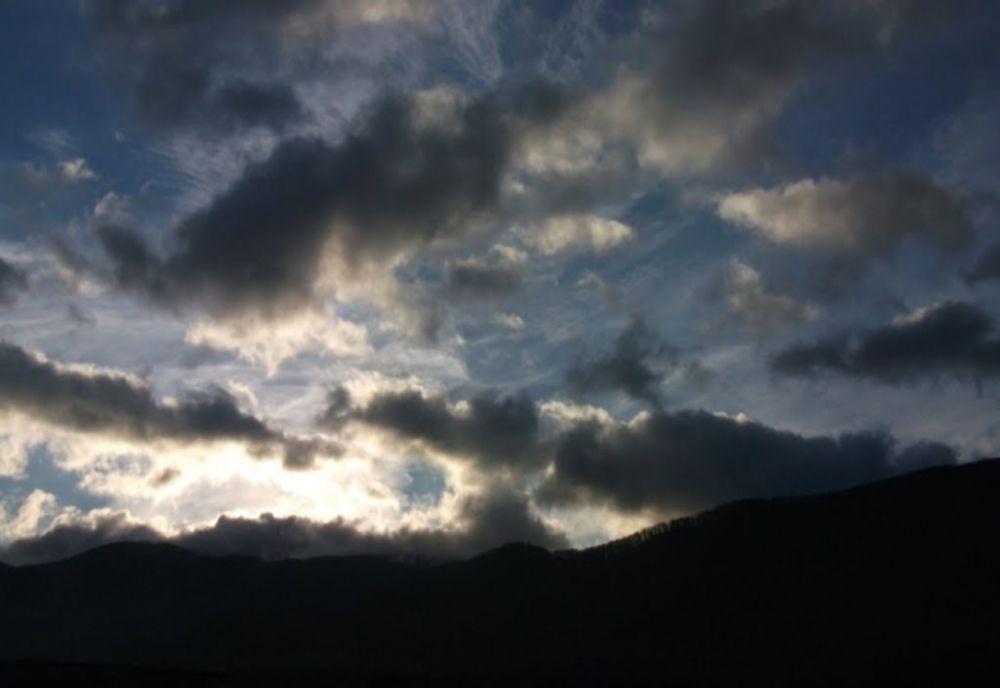 Vremea 17 iunie - Cod galben de instabilitate - Unde vor fi căderi de grindină, vijelii și averse