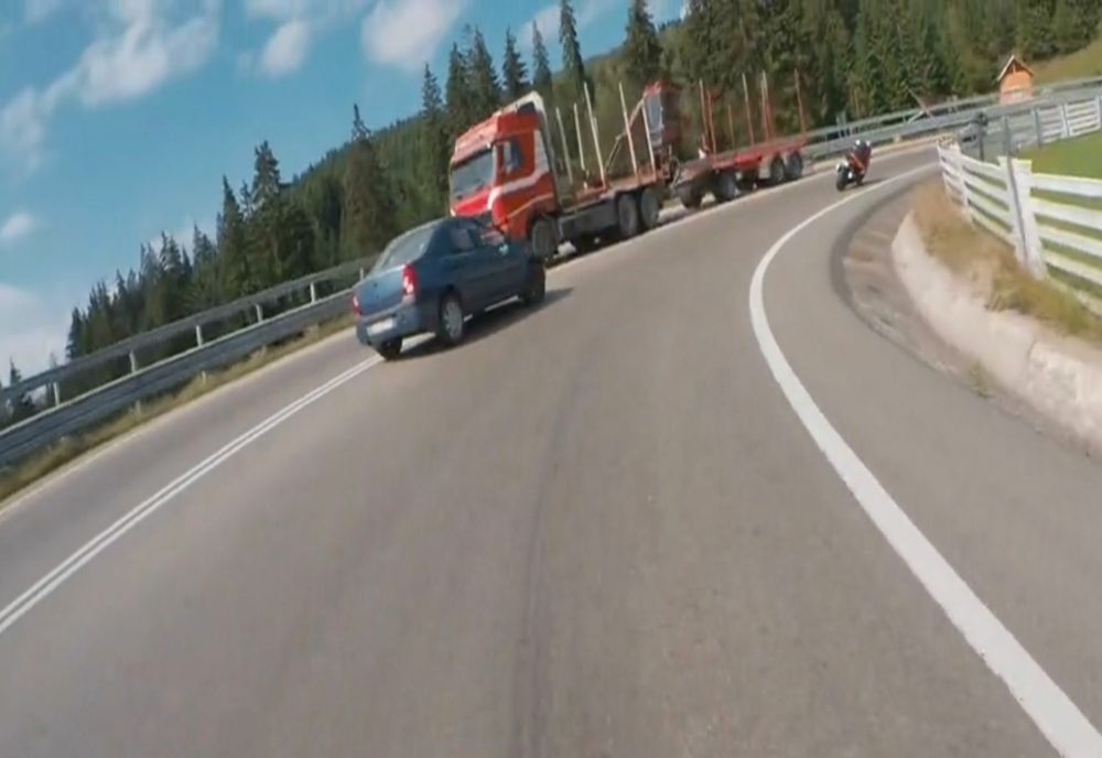 VIDEO – La un pas de moarte pentru că s-a speriat de doi motocicliști – Imagini halucinante surprinse în traficul din România