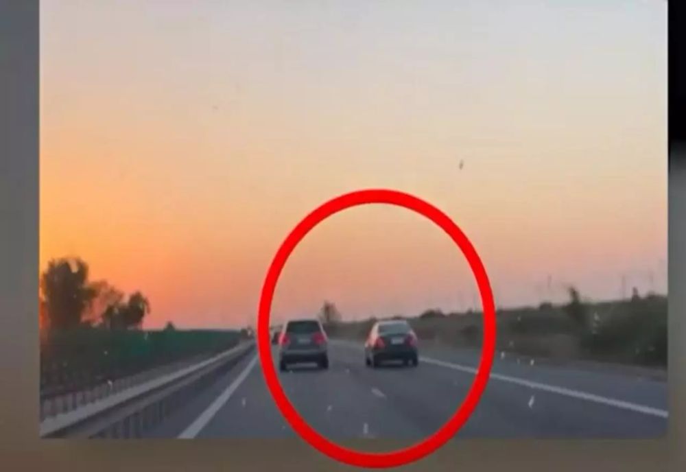 VIDEO| Şofer teribilist pe Autostrada Soarelui: depăşiri ilegale la milimetru - Bărbatul flutura pe geam o legitimație de poliție
