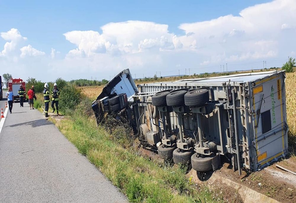 FOTO Alertă  pe Autostrada Soarelui. TIR încărcat cu îngrășământ bio, răsturnat 