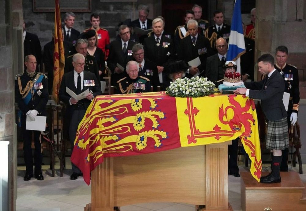 Funeraliile Reginei Elisabeta a II-a | Catedrala din Edinburgh s-a deschis pentru public, oamenii stau la cozi uriașe