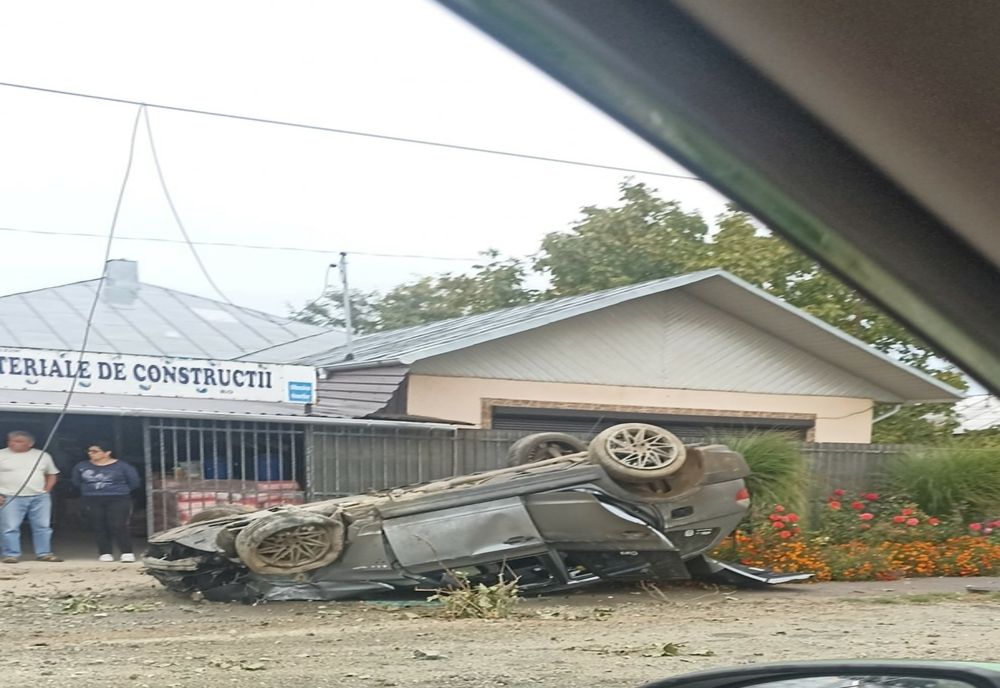 FOTO Cascadorie pe șosea, mașină răsturnată pe DN3